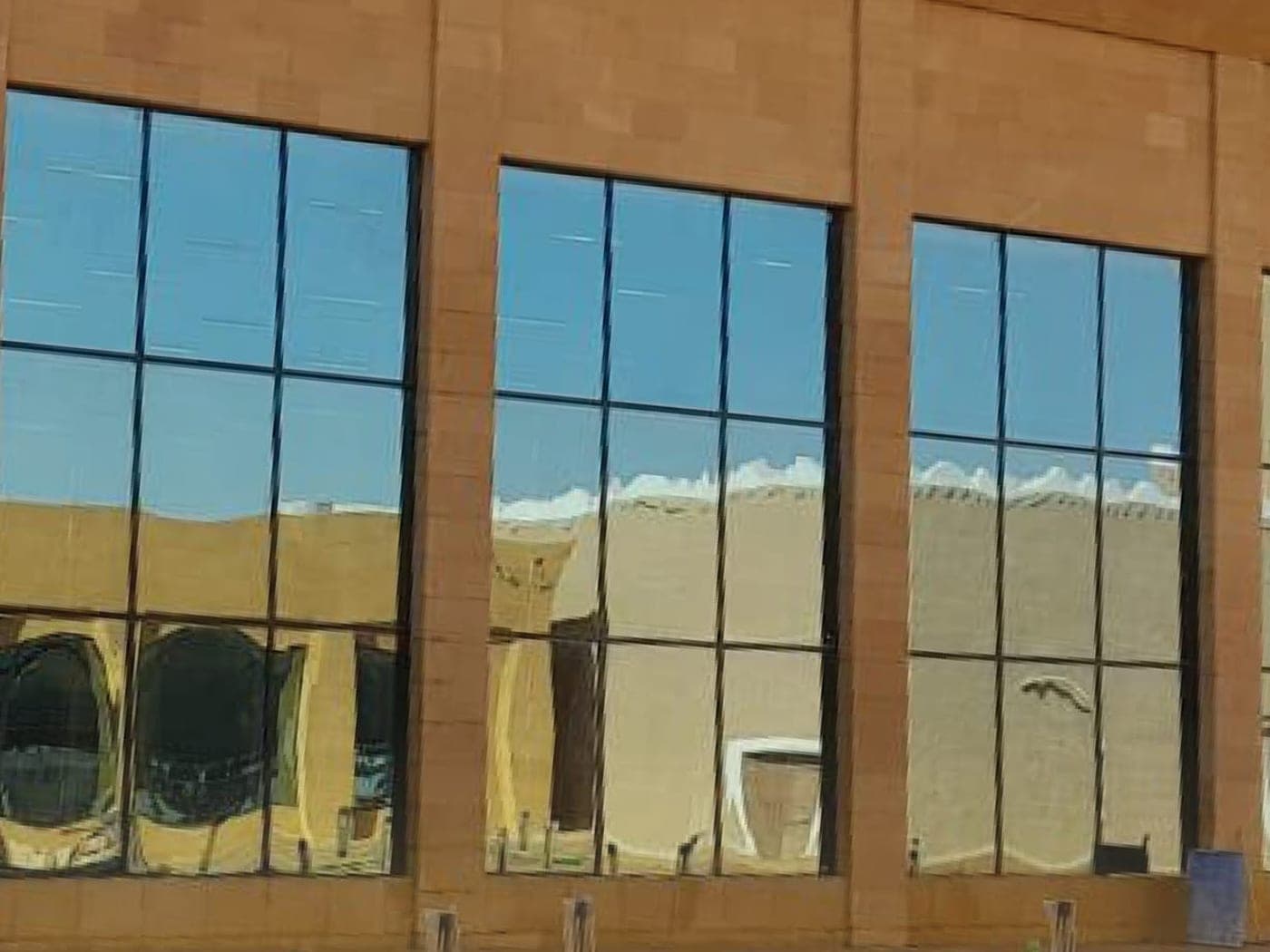 نوافذ ألمنيوم كبيرة في مبنى تجاري بالرياض