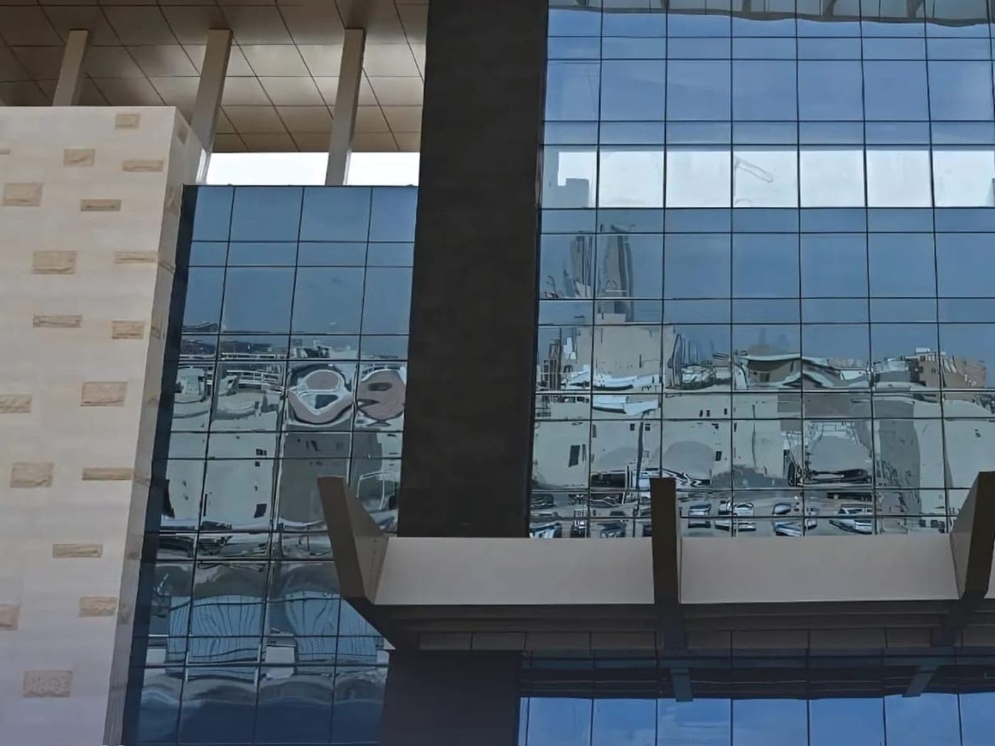 منور زجاجي بإطارات ألمنيوم فوق قاعة كبيرة في الرياض