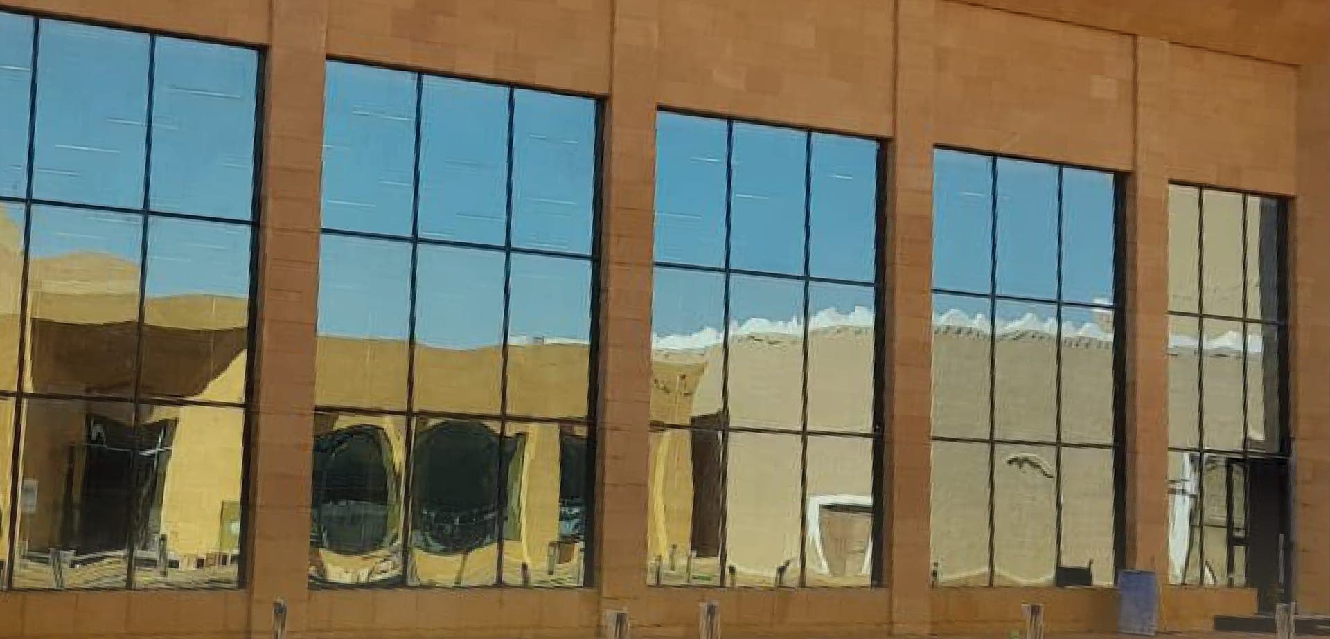 زجاج بإطارات ألمنيوم على واجهة مول ترفيهي في الرياض